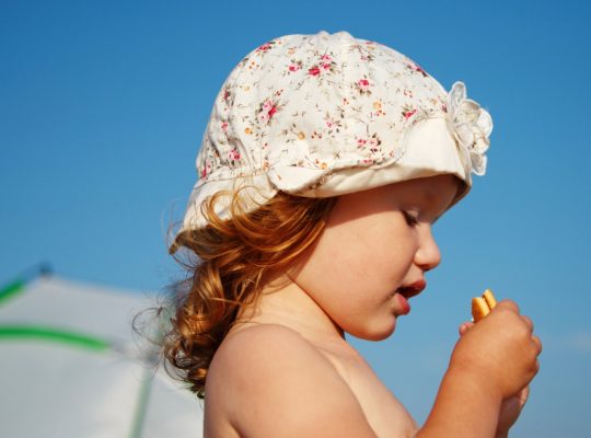 Soleil et santé : pourquoi protéger la tête de son enfant des rayons UV ?