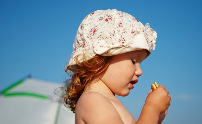 Soleil et santé : pourquoi protéger la tête de son enfant des rayons UV ?